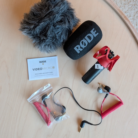 VideoMicro II Ultra-Compact On-Camera Microphone - Red - Picture 4 of 6